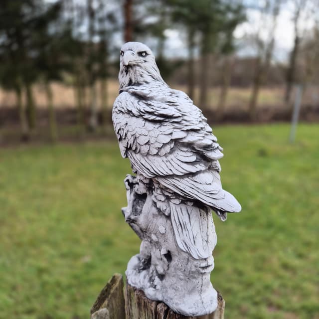 Betonowa figura orła Orzeł na skale