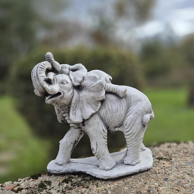 Elefantenfigur mit Jungtier auf dem Rücken