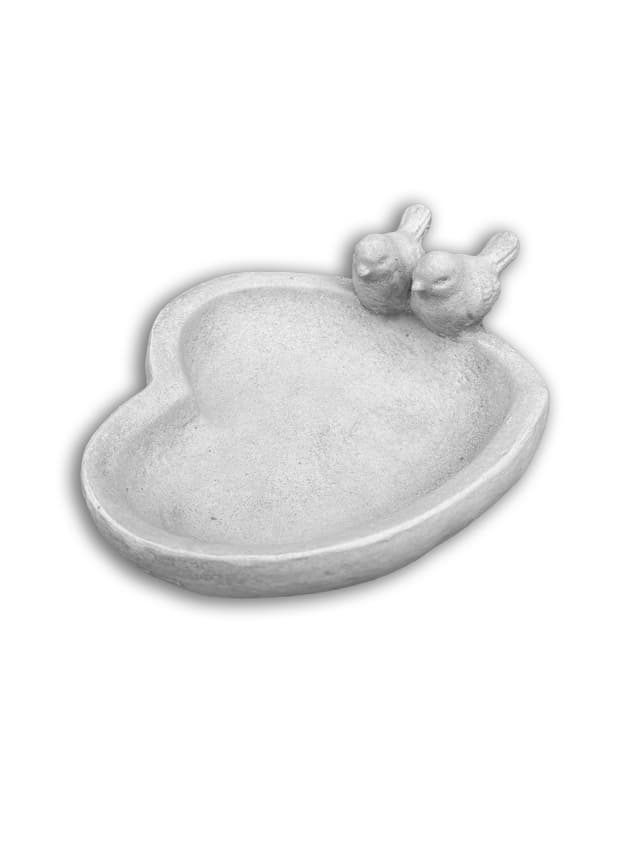 Beton Vogeltränke für den Garten in Herzform