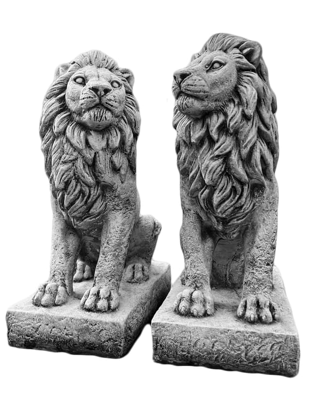 LÖWE AUF SOCKEL LINKS UND RECHTS